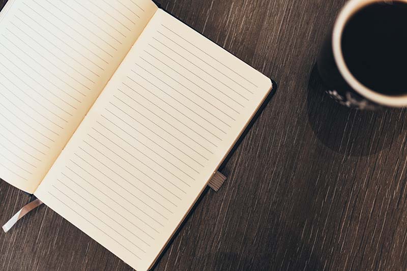 Libreta en blanco para apuntar ideas para escribir en tu blog